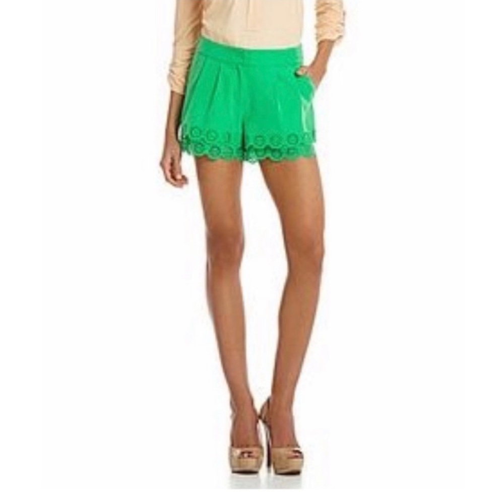 Gianni Bini Kelly Green Scalloped and Pleated Shorts Size Medium